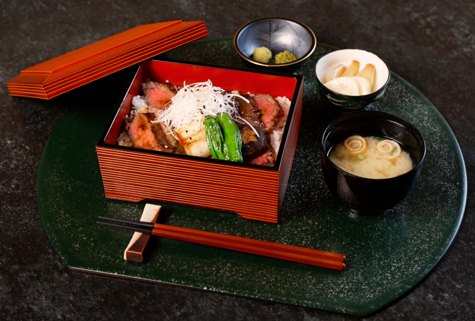 写真：～ 「とちぎ霧降高原牛」サーロインのステーキ重 ～