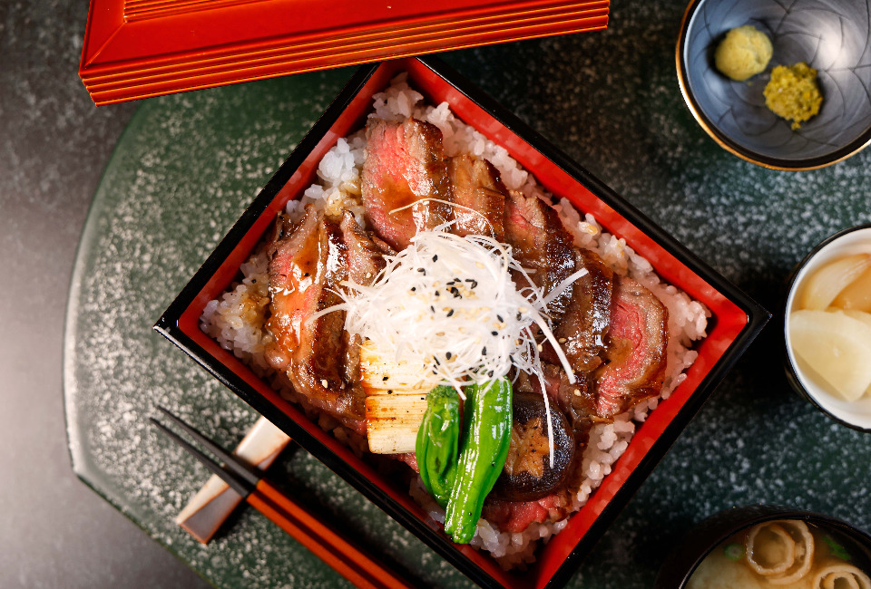 写真：～ 「とちぎ霧降高原牛」サーロインのステーキ重 ～