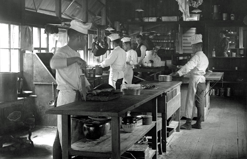 写真：日光金谷ホテル昔の料理の風景